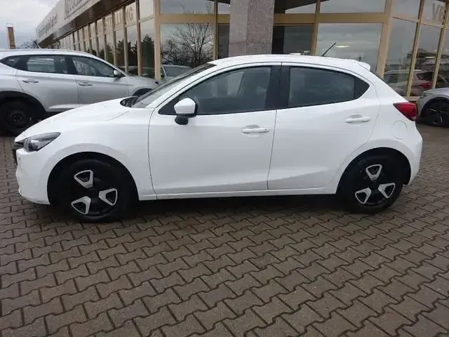 Używany Mazda 2 Center-Line 75 KM (55 kW) 2023 Biały Sedan/Limuzyna