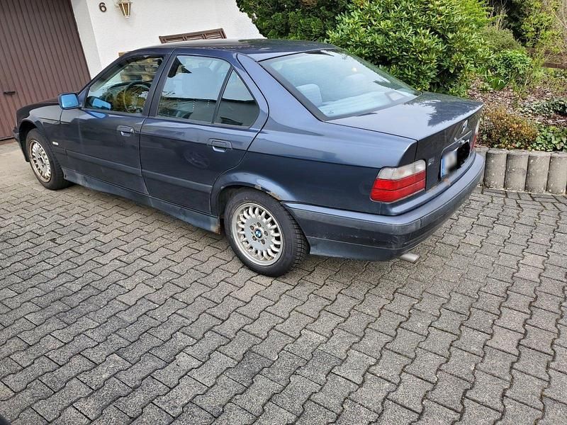 Gebraucht BMW 318 115 PS (84 kW) 1998 Grau Limousine