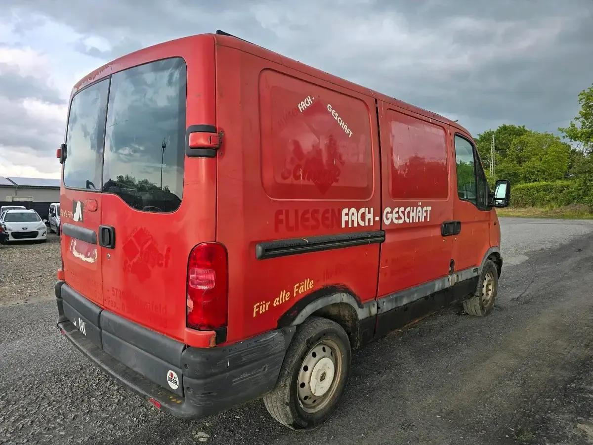 Käytetty Renault Master 114 HP (83 kW) 2001 Punainen Sedan