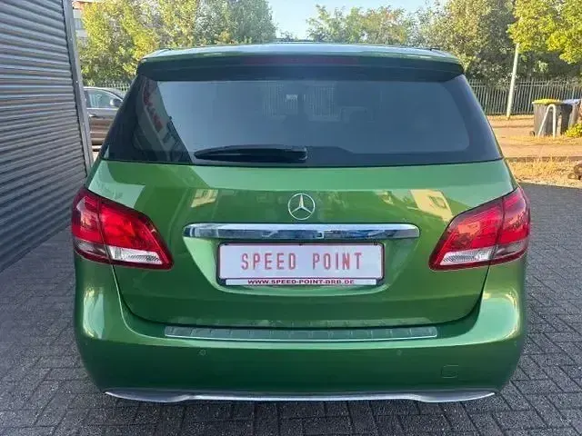 Gebraucht Mercedes 180 109 PS (80 kW) 2017 Grün Limousine