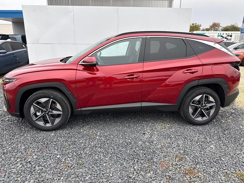 Neu Hyundai Tucson Style 160 PS (117 kW) 2025 Engine red jhr SUV
