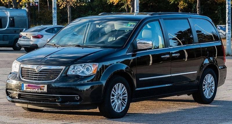 Schwarz Gebraucht 2012 Lancia Voyager Gold Van / Kleinbus | 8.900 € (Guter Preis) - Bild 1/4