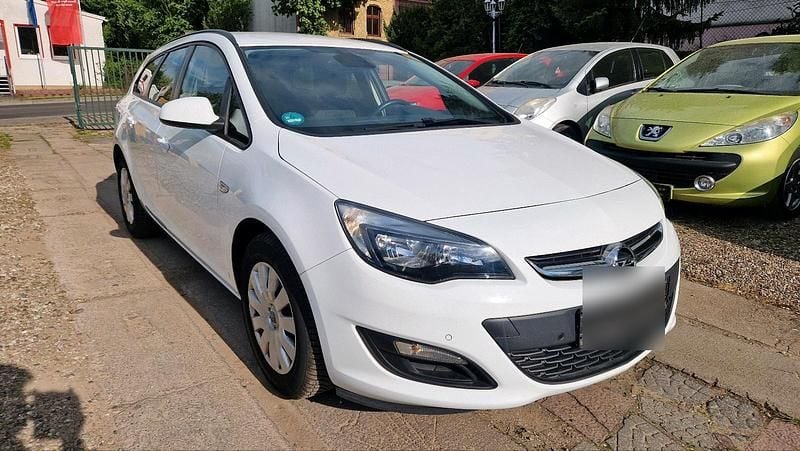 Weiß Gebraucht 2014 Opel Astra Kombi | 3.999 € (Guter Preis) - Bild 1/4