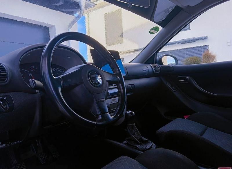 Second-hand Seat Leon Stella 105 CP (77 kW) 2004 Albastru Hatchback