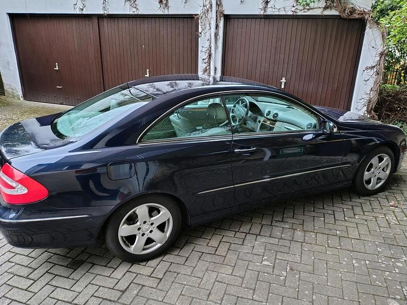 Second-hand Mercedes CLK320 2005 Albastru Coupe