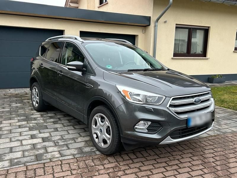 Gebraucht Ford Kuga Trend 150 PS (110 kW) 2017 Grau SUV