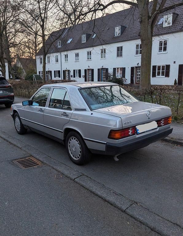 Gebraucht Mercedes 190 122 PS (89 kW) 1985 Silber Limousine