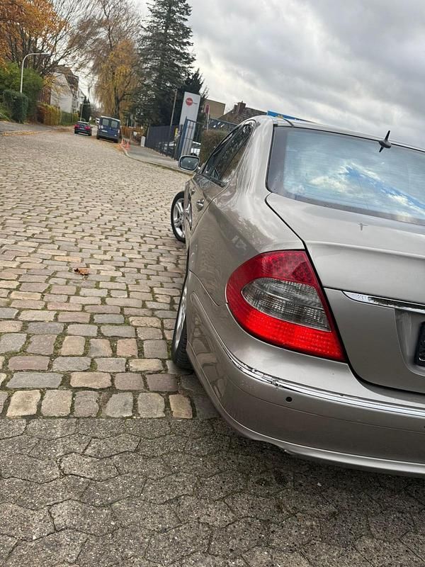 Beige Gebraucht 2007 Mercedes 220 Limousine | 6.200 € - Bild 1/4