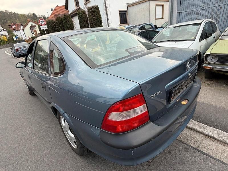 Gebraucht Opel Vectra 101 PS (74 kW) 1998 Silber Limousine