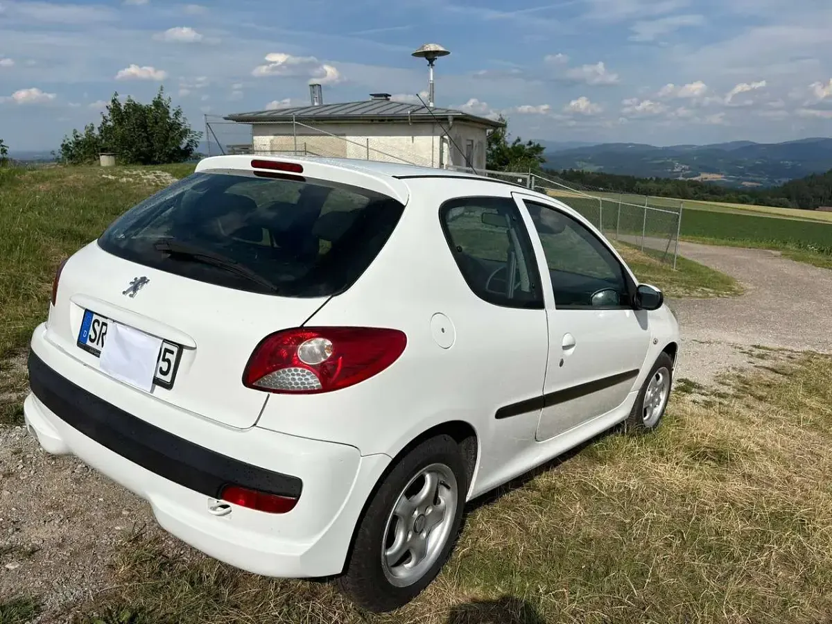 Gebraucht Peugeot 206 75 PS (55 kW) 2009 Weiß Limousine