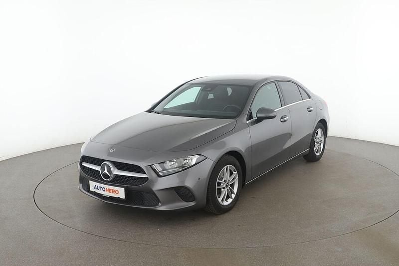 Grau Gebraucht 2019 Mercedes A180 Style Limousine | 21.050 € (Teuer) - Bild 1/3
