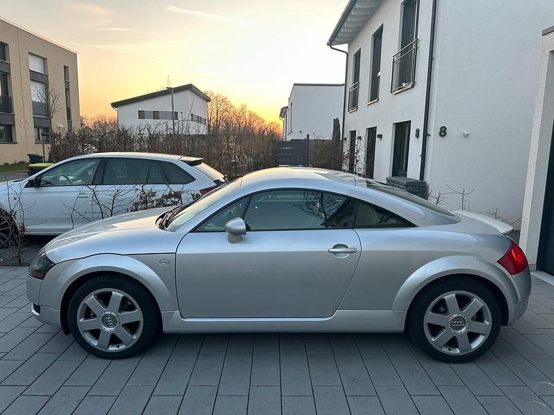 Second-hand Audi TT Design 224 CP (164 kW) 2000 Argintiu Coupe