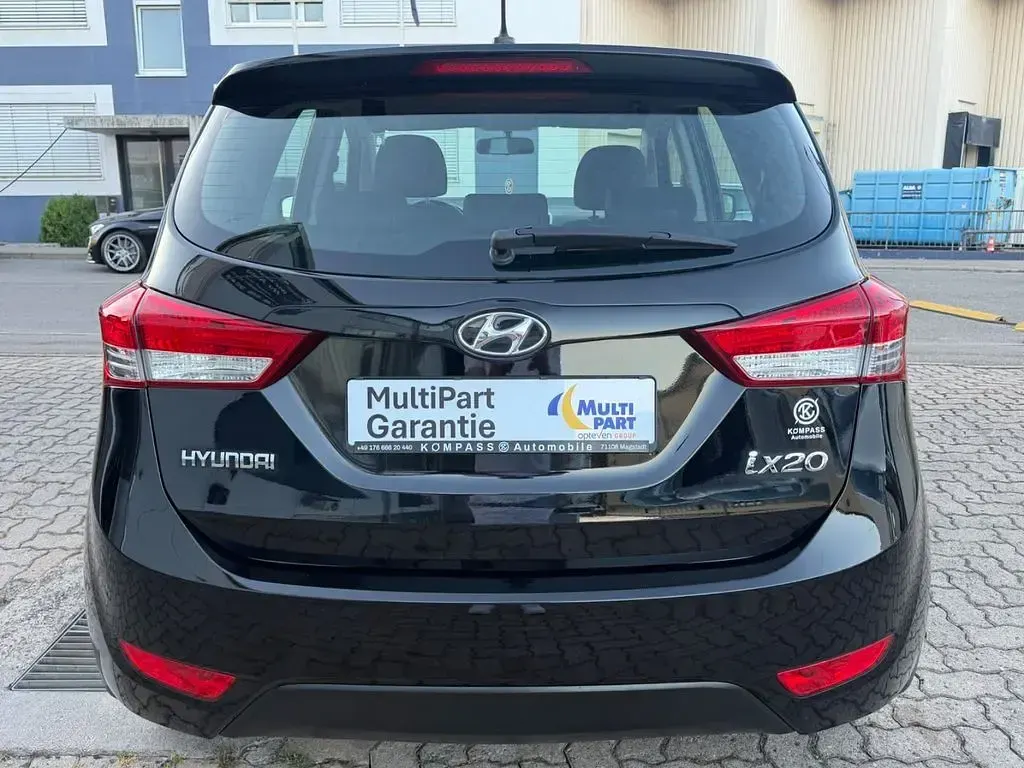Gebraucht Hyundai ix20 Trend 125 PS (91 kW) 2015 Phantom black / mic Kleinwagen