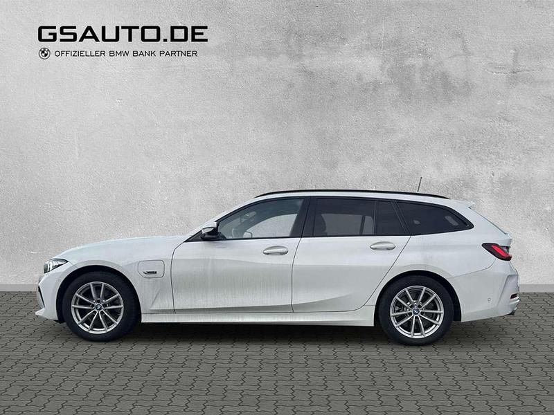 Gebraucht BMW 330e Shadowline 292 PS (214 kW) 2022 Alpinweiss iii (weiss) Kombi