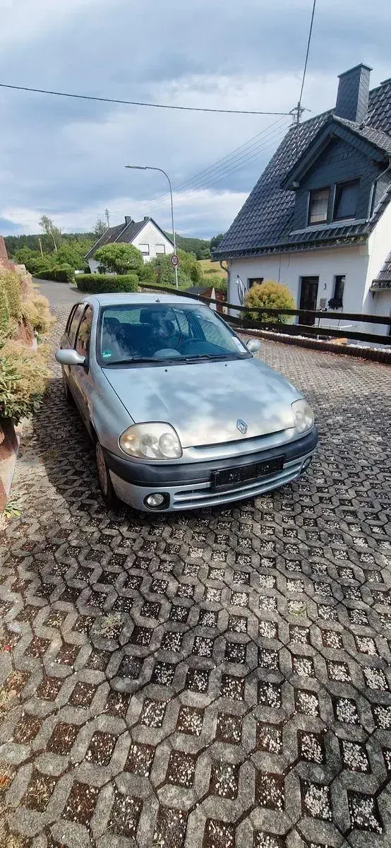 Gebraucht Renault Clio 75 PS (55 kW) 2001 Silber Limousine