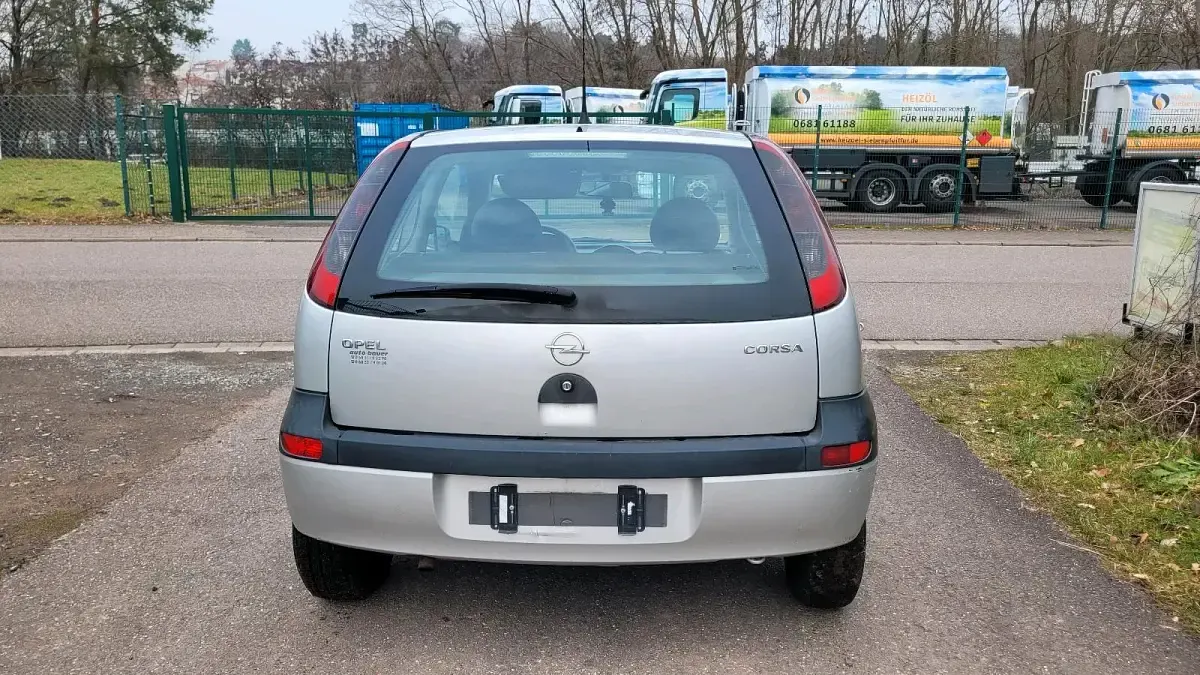 Używany Opel Corsa 58 KM (42 kW) 2002 Srebrny Hatchback
