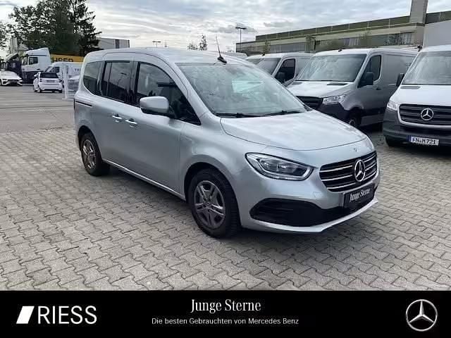 Helvinsilber Gebraucht 2023 Mercedes 180 Style Limousine | 25.979 € (Guter Preis) - Bild 1/4