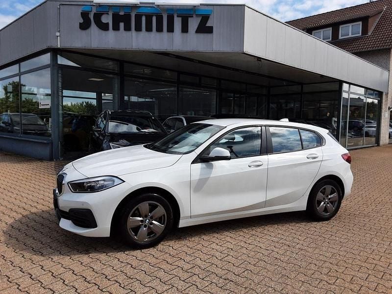 Weiß Gebraucht 2021 BMW 118 Advantage Kleinwagen | 20.890 € (Fairer Preis) - Bild 1/4