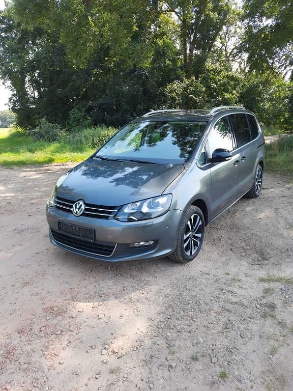 Grau Gebraucht 2019 VW Sharan IQ Drive Van / Kleinbus | 20.850 € (Fairer Preis) - Bild 1/4