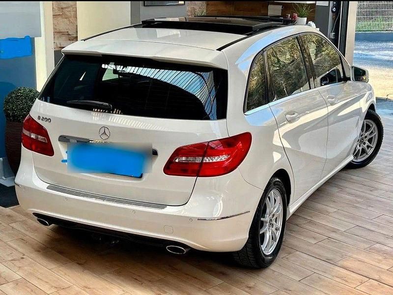 Gebraucht Mercedes B200 156 PS (114 kW) 2014 Weiß Van / Kleinbus
