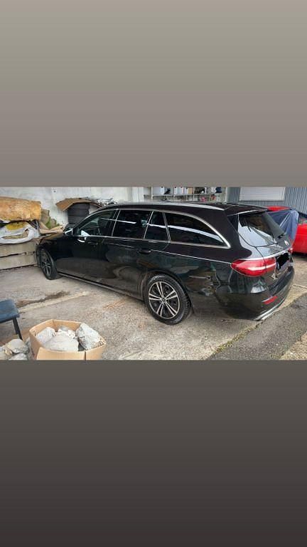 Schwarz Gebraucht 2022 Mercedes E220 Limousine | 23.300 € (Superpreis) - Bild 1/4