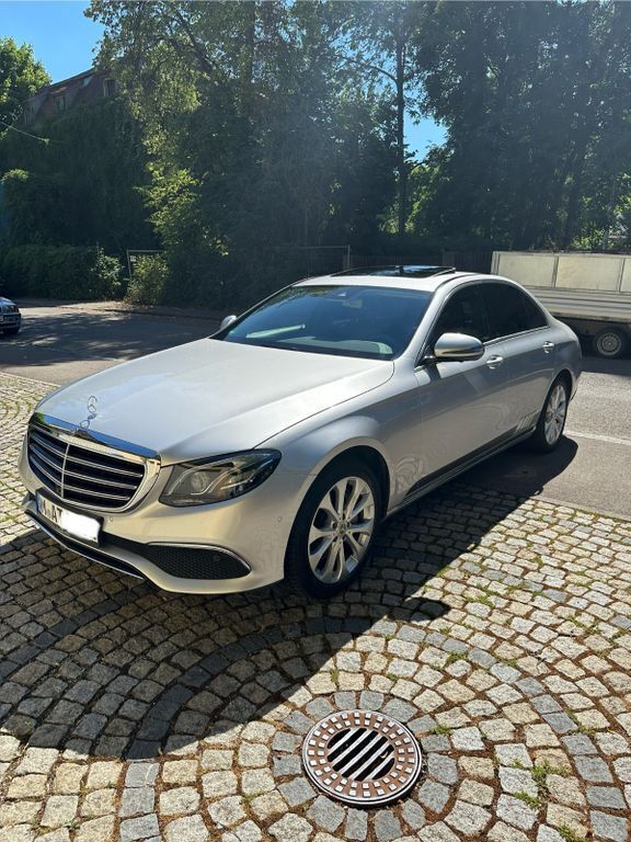 Silber Gebraucht 2017 Mercedes E220 Limousine | 29.900 € (Fairer Preis) - Bild 1/4