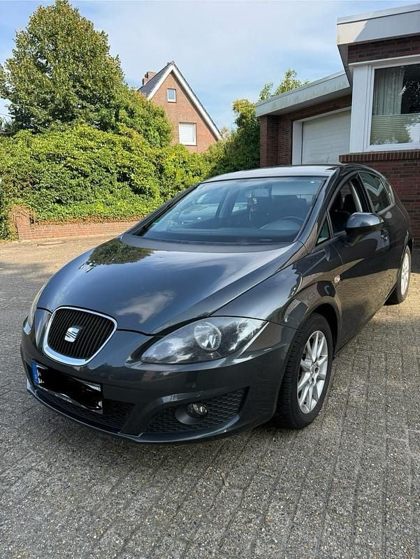 Grau Gebraucht 2010 Seat Leon Limousine | 3.800 € (Fairer Preis) - Bild 1/4