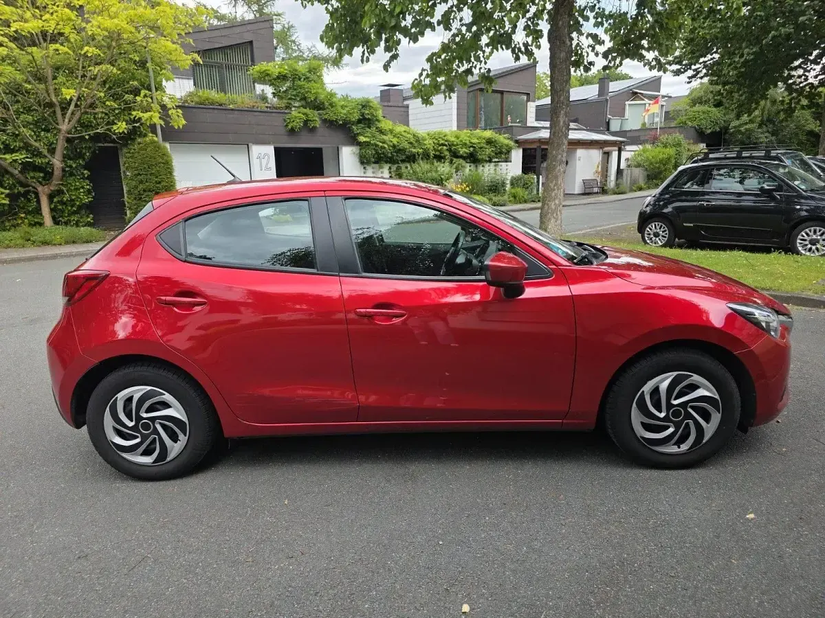 Gebraucht Mazda 2 75 PS (55 kW) 2015 Rot Kleinwagen