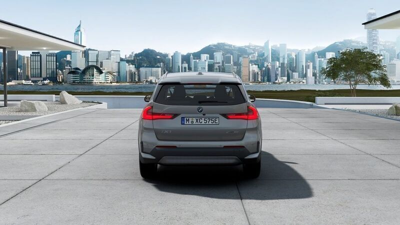 Neu BMW iX1 xLine 150 kW (204 PS) 2025 Silber SUV