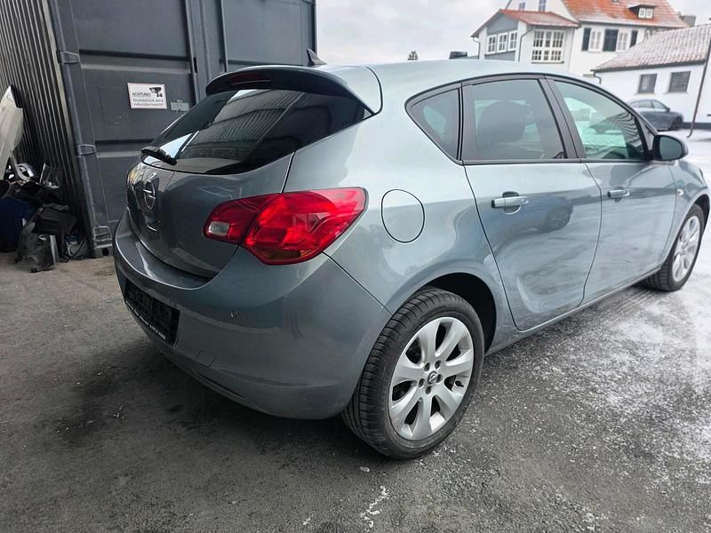 Gebraucht Opel Astra Active 120 PS (88 kW) 2013 Andere farben Limousine