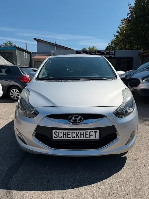 Gebraucht Hyundai ix20 Classic 90 PS (66 kW) 2012 Silber Kleinwagen