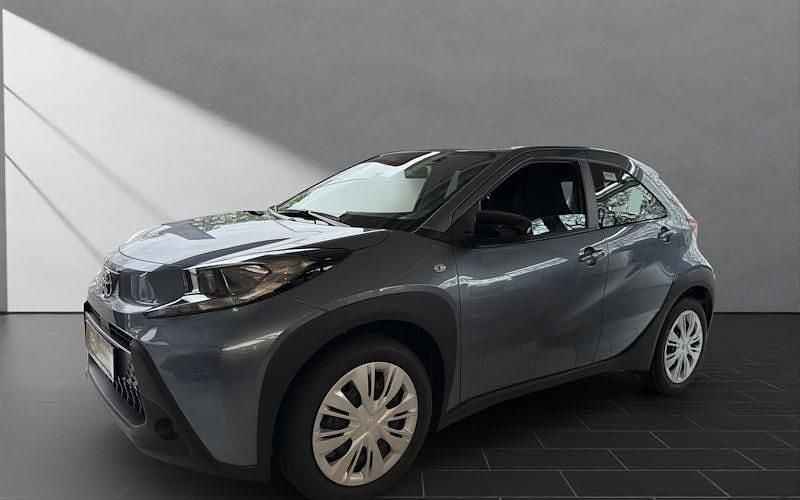 Grau Neu 2025 Toyota Aygo X Business Edition SUV | 15.850 € (Superpreis) - Bild 1/4
