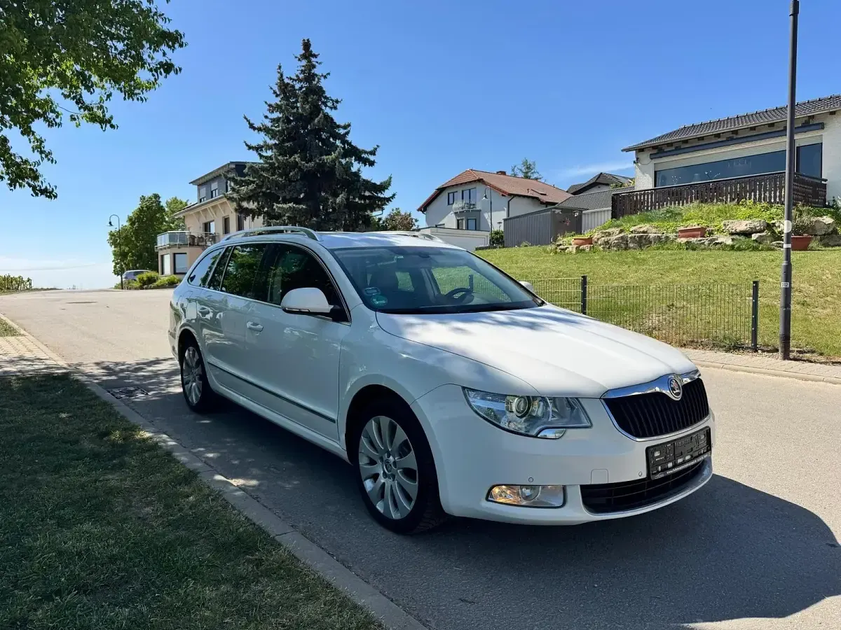 Używany Skoda Superb 150 KM (110 kW) 2012 Biały Kombi