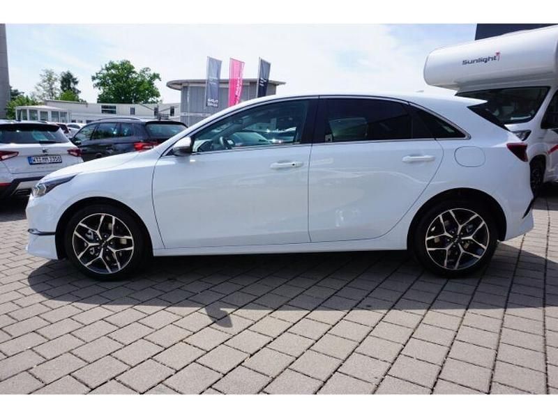 Neu Kia Ceed 101 PS (74 kW) 2025 Weiss Kleinwagen