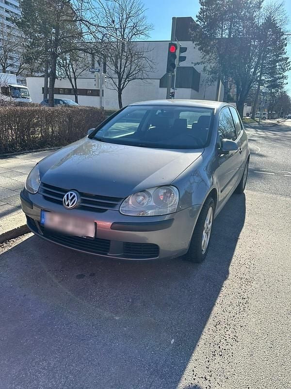 Grau Gebraucht 2005 VW Golf V Kleinwagen | 749 € (Fairer Preis) - Bild 1/4