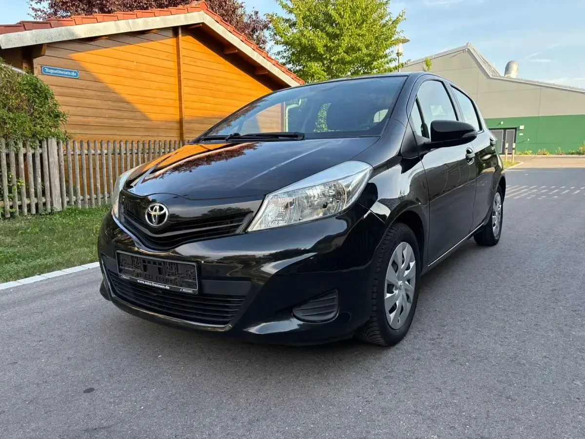 Gebraucht Toyota Yaris Cool 69 PS (50 kW) 2013 Schwarz Kleinwagen