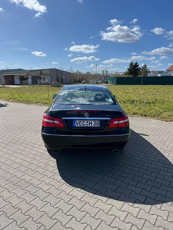 Schwarz Gebraucht 2010 Mercedes E350 Coupé | 9.500 € (Guter Preis) - Bild 1/4