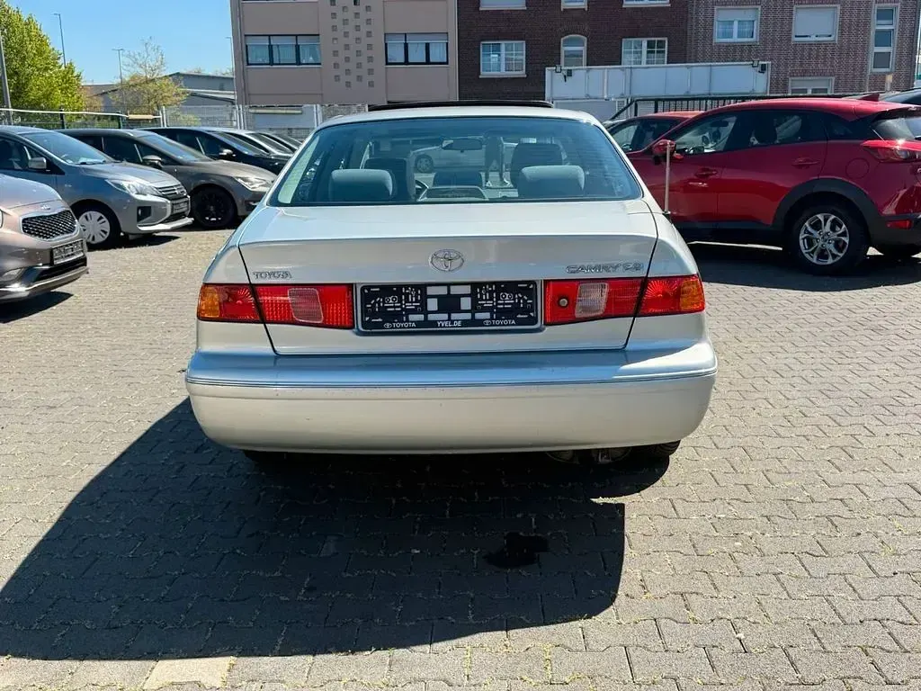 Gebraucht Toyota Camry 131 PS (96 kW) 2000 Silber Limousine