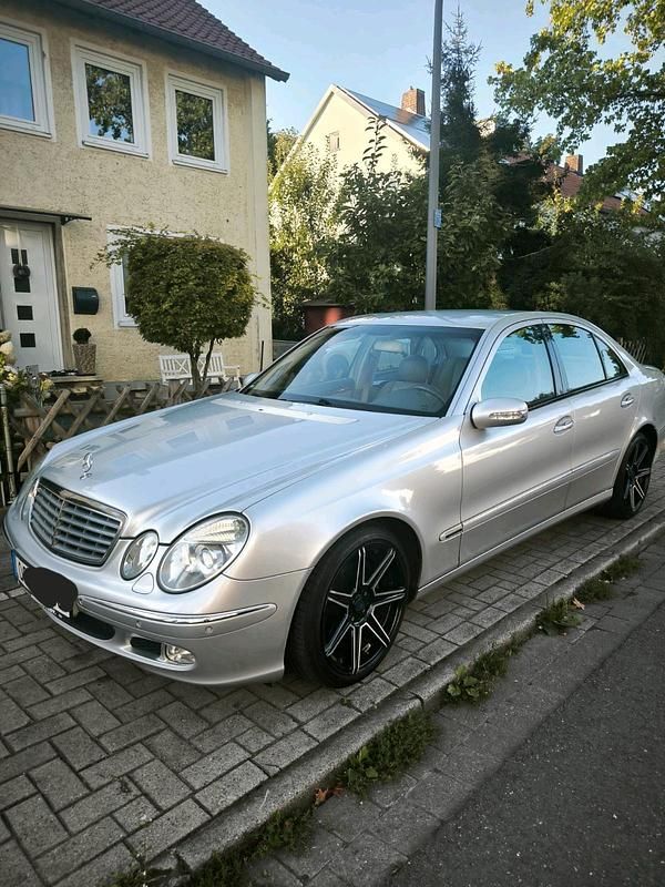 Silber Gebraucht 2002 Mercedes E240 Limousine | 3.799 € (Fairer Preis) - Bild 1/4