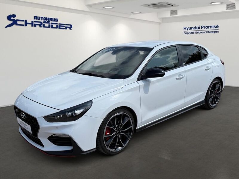 Weiss Gebraucht 2020 Hyundai i30 N Performance Limousine | 26.900 € (Etwas zu teuer) - Bild 1/4