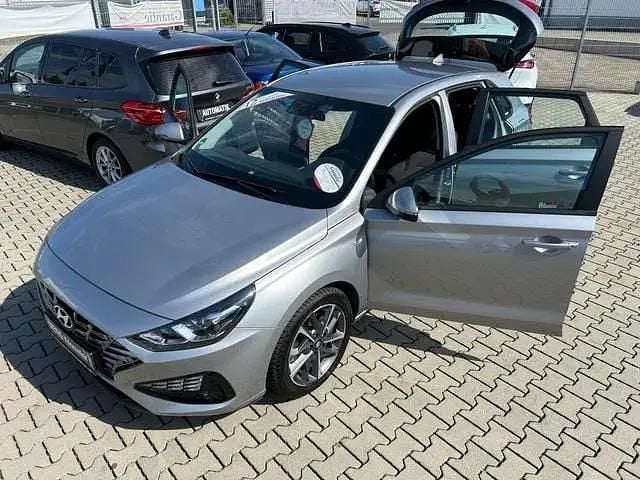 Gebraucht Hyundai i30 Trend 120 PS (88 kW) 2023 Shimmering silver / met Limousine