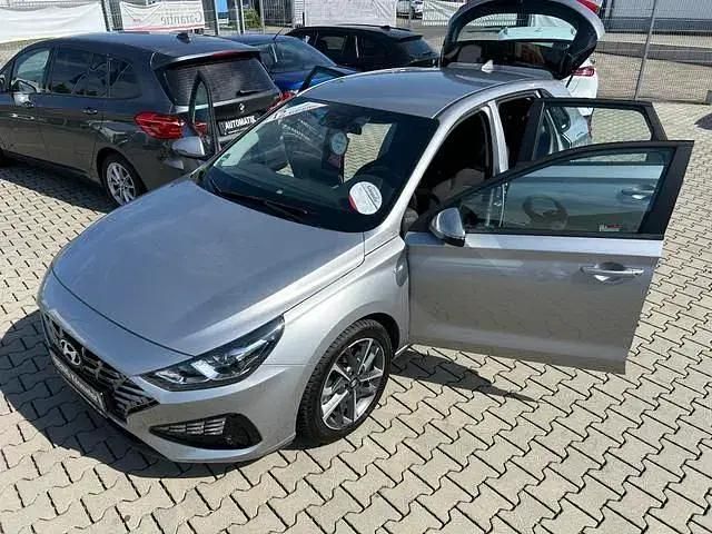 Shimmering silver / met Gebraucht 2023 Hyundai i30 Trend Limousine | 15.390 € (Fairer Preis) - Bild 1/3