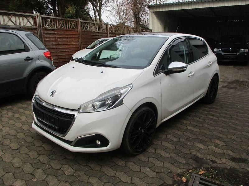Weiß Gebraucht 2017 Peugeot 208 Allure Kleinwagen | 4.999 € (Superpreis) - Bild 1/4