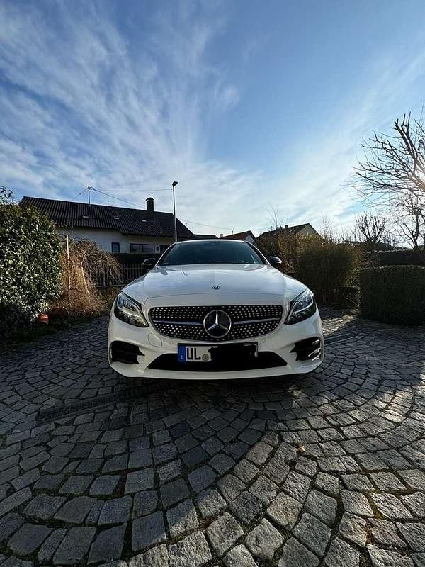 Weiß Gebraucht 2019 Mercedes C180 AMG line Limousine | 23.000 € (Fairer Preis) - Bild 1/4