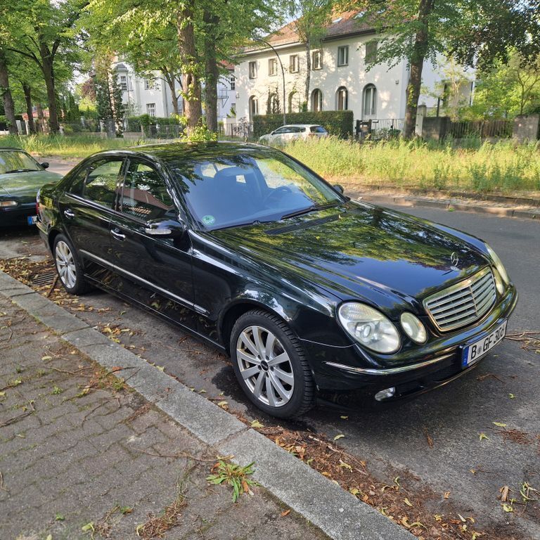 Schwarz Gebraucht 2003 Mercedes E240 Classic Limousine | 2.999 € (Superpreis) - Bild 1/4
