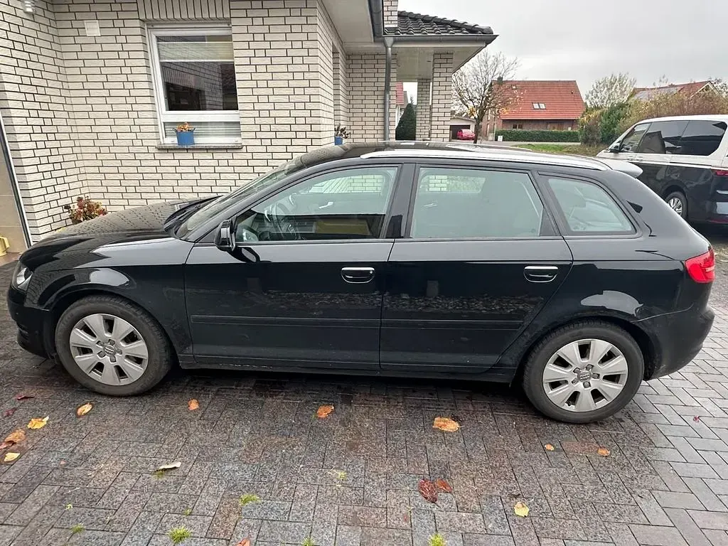 Używany Audi A3 Attraction 105 KM (77 kW) 2011 Czarny Hatchback
