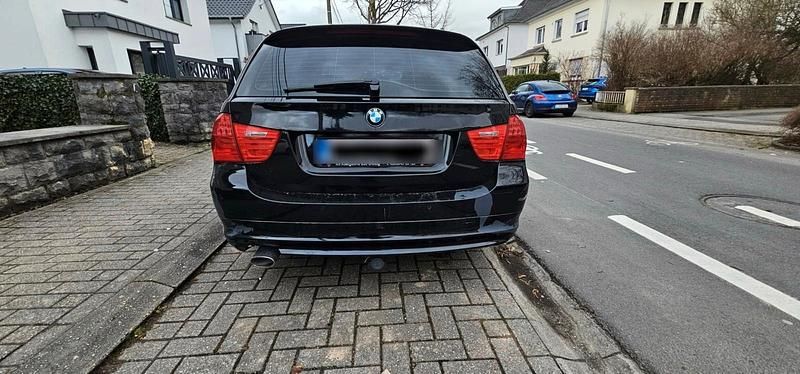 Gebraucht BMW 320 184 PS (135 kW) 2012 Schwarz Kombi