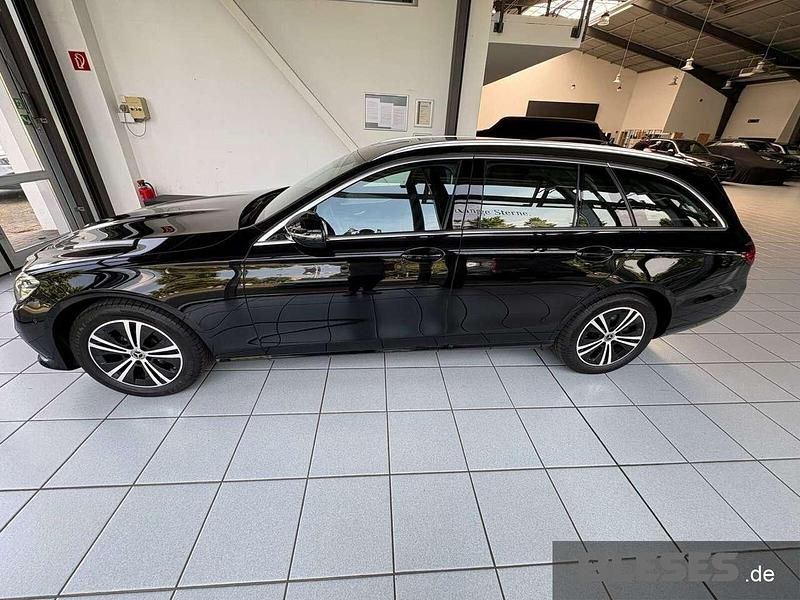 Gebraucht Mercedes E220 Avantgarde 194 PS (142 kW) 2022 Lack obsidianschwarz Kombi
