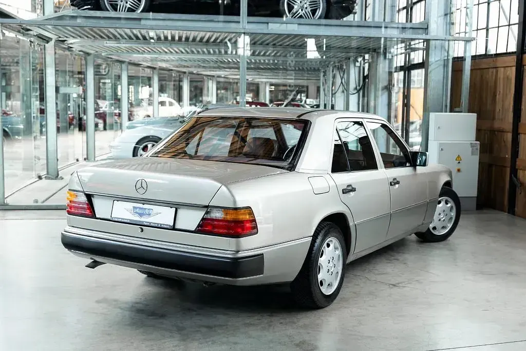 Gebraucht Mercedes 200 118 PS (86 kW) 1991 Silber Limousine