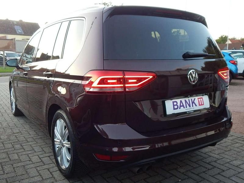 Gebraucht VW Touran Highline 150 PS (110 kW) 2017 Rot Van / Kleinbus